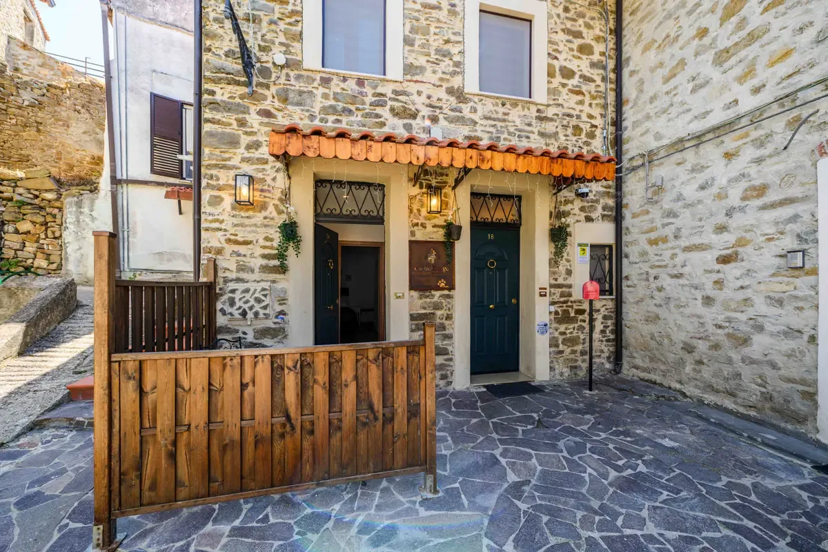 La facciata in pietra di Ca' del Borgo