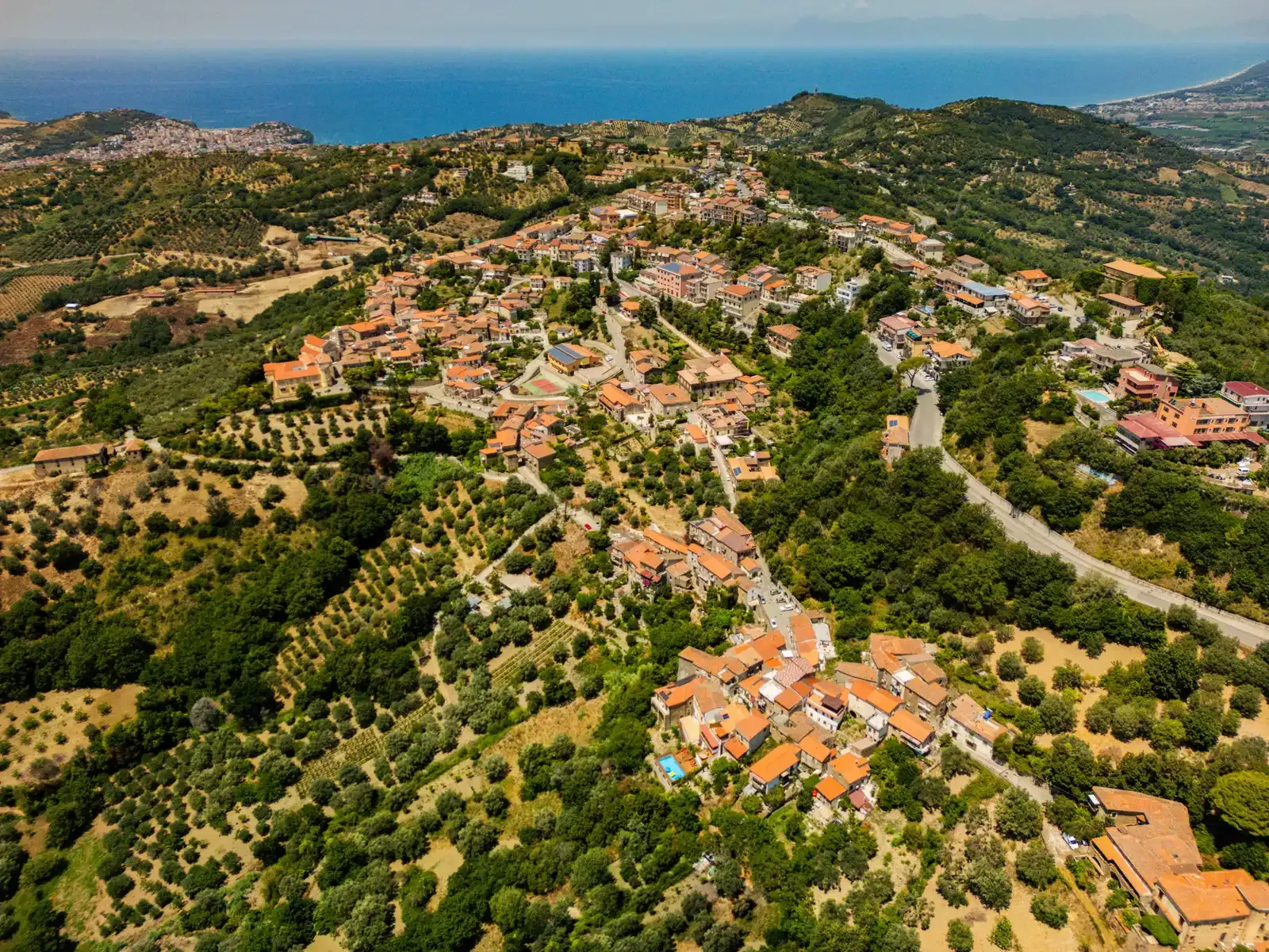 Ca' del Borgo vista dall'alto, con le colline del Cilento